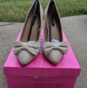 Heels with bow detail